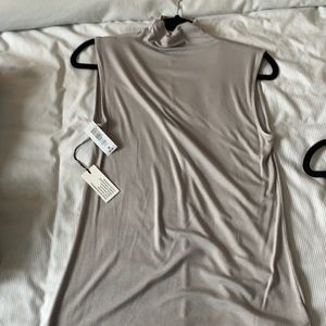 Sleeveless Babton mock neck NWT. Medium